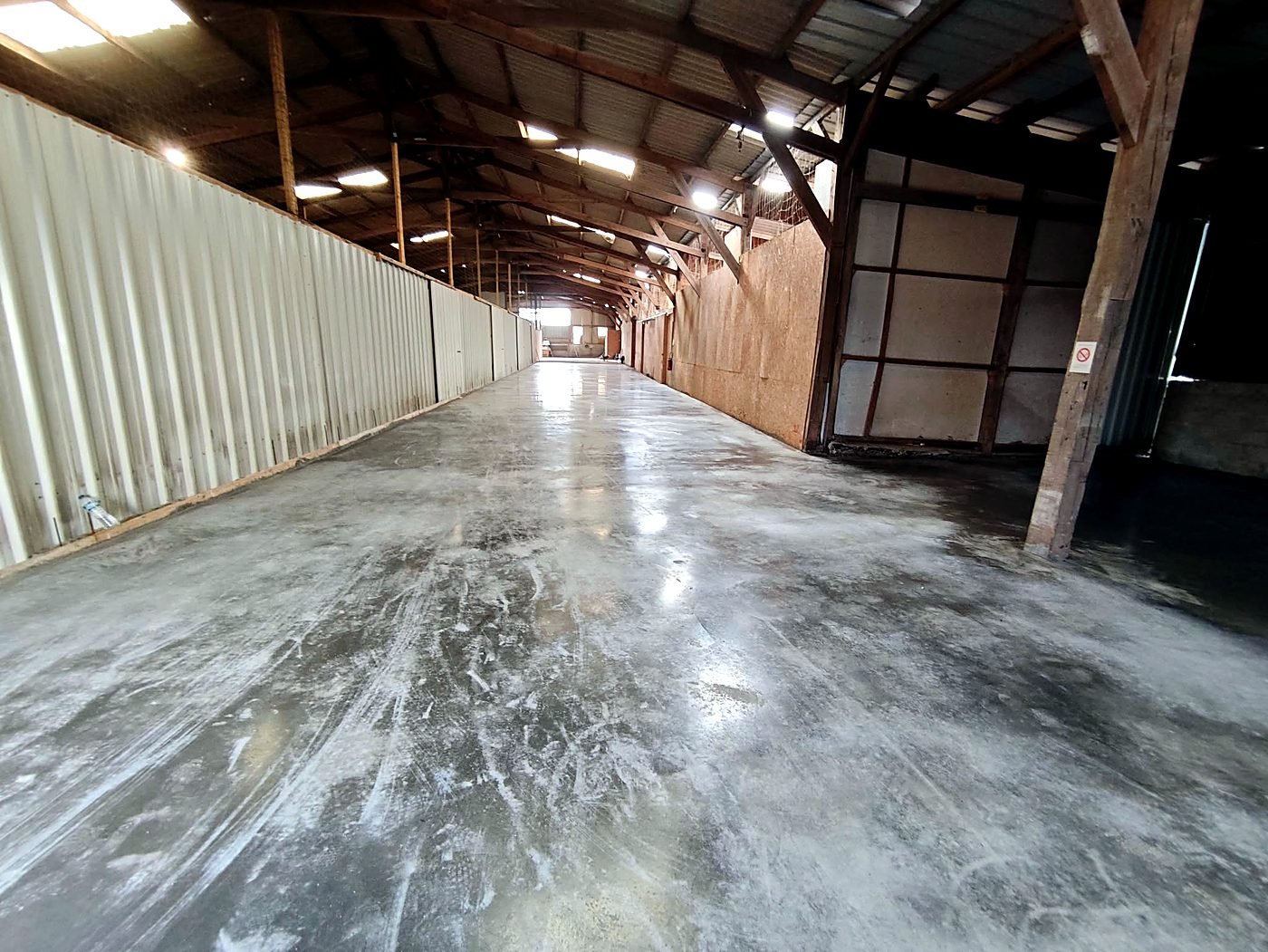 Grand hangar de stockage avec dalle béton lisse à Rédéné