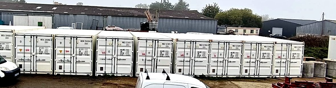 Rangée de containers de stockage neufs numérotés sur le site de Kerganet à Rédéné